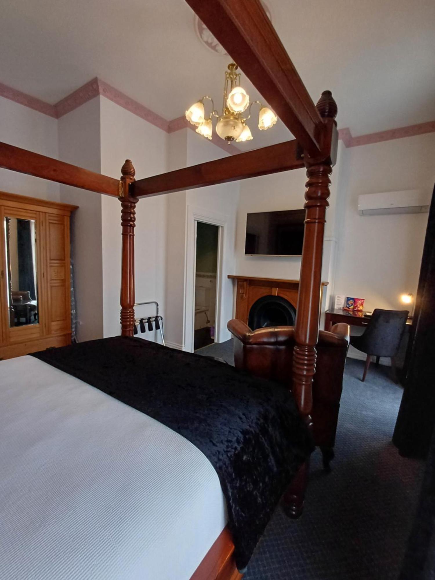 Art Hotel On York ลอนเชสตัน ภายนอก รูปภาพ